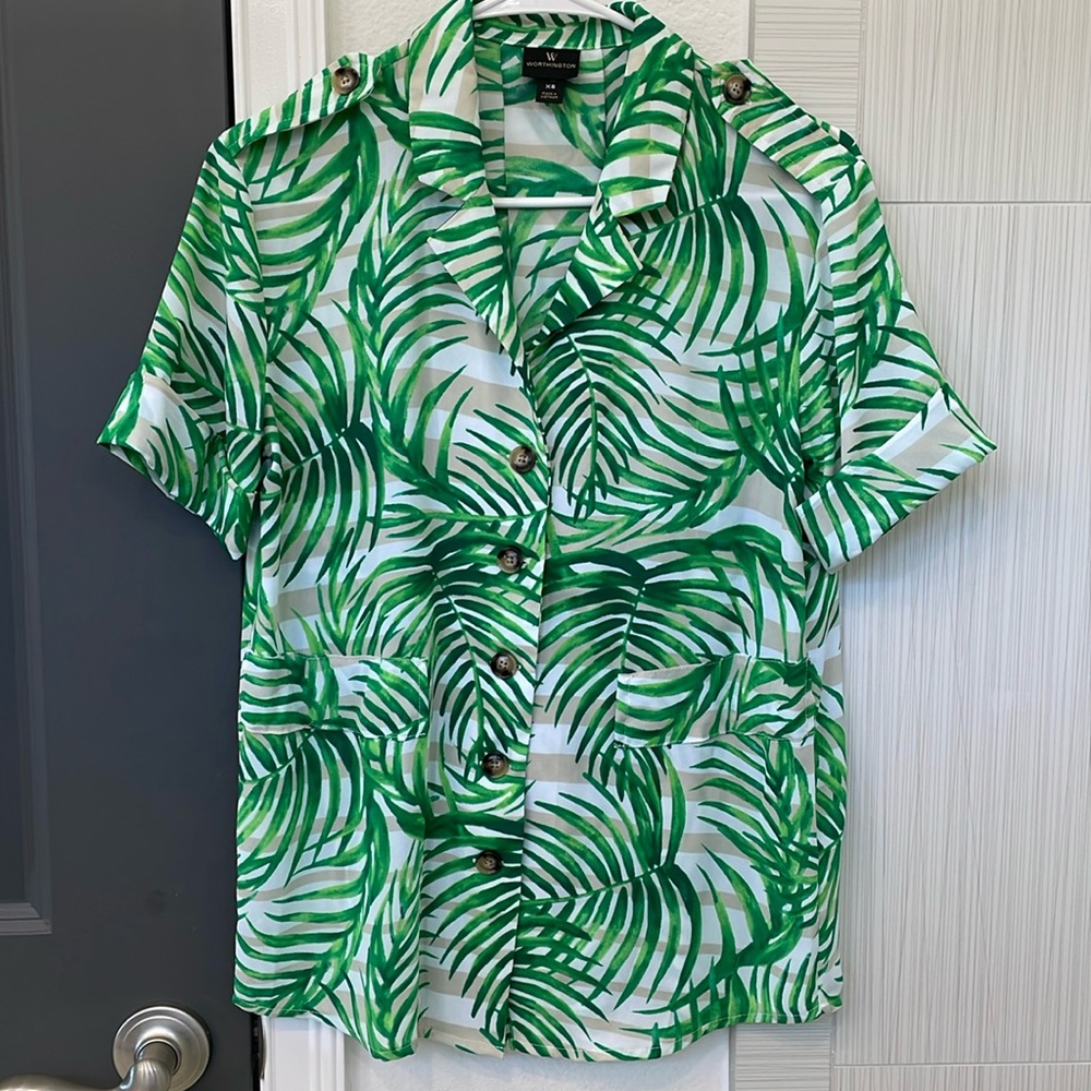 NWOT WORTHINGTON S/S Palm Leaf design top, Size XS